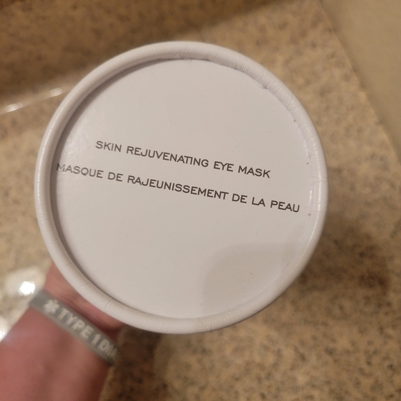 Iluminage Skin Rejuvenating Eye Mask - Picture 3 of 11